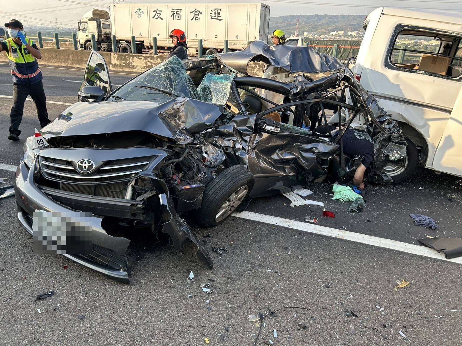 ▲國道三號和美路段發生五車撞成一團的重大車禍，自小客車與廂型車都撞得稀巴爛，車體嚴重受損，消防隊員利用破壞器材將受困民眾救出後送醫。（民眾提供）