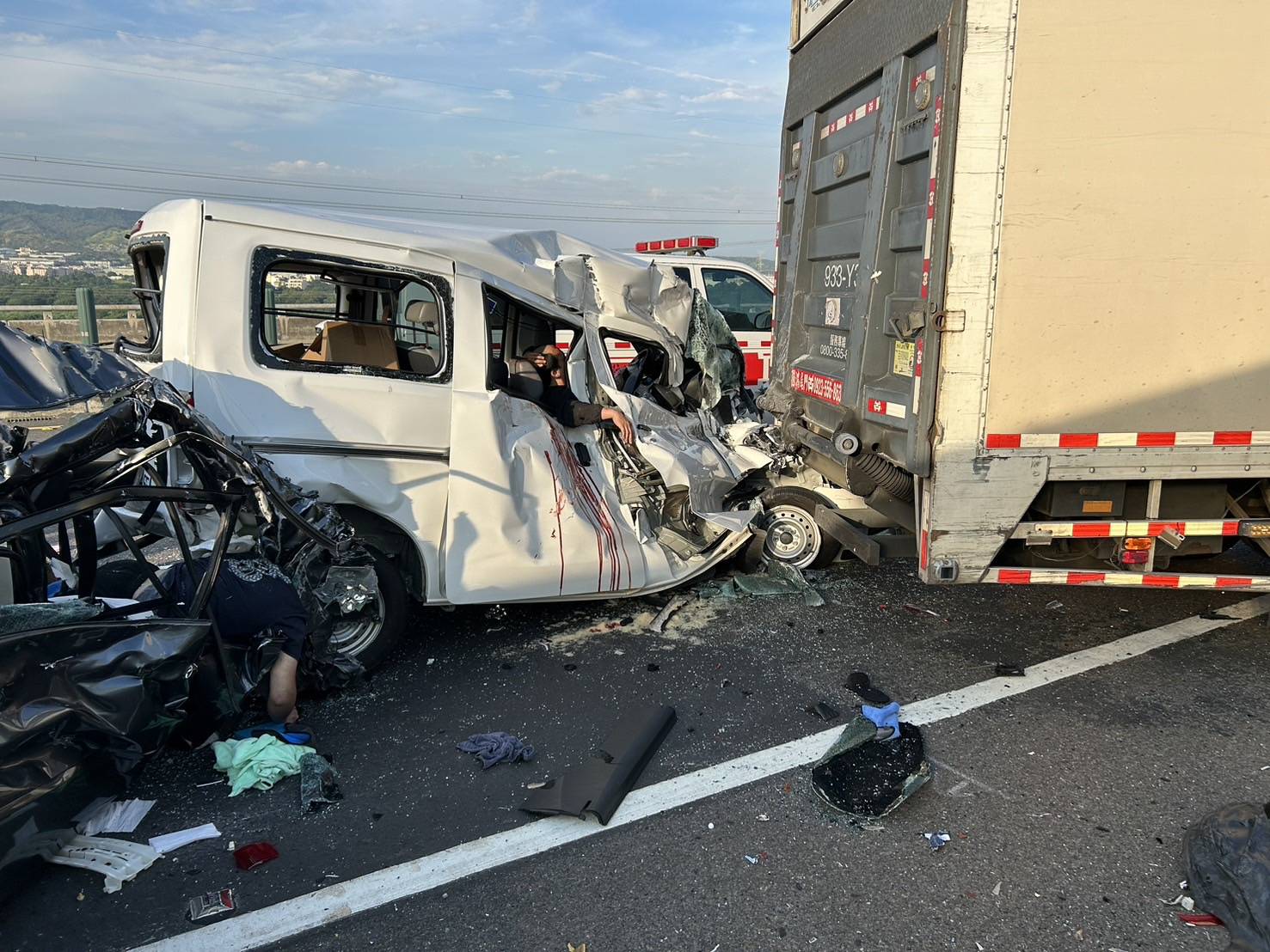 ▲國道三號和美路段發生五車撞成一團的重大車禍，自小客車與廂型車都撞得稀巴爛，車體嚴重受損，消防隊員利用破壞器材將受困民眾救出後送醫。（民眾提供）