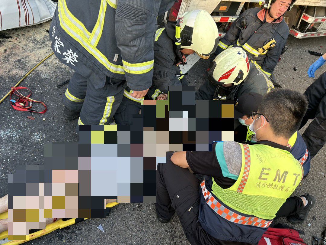 ▲國道三號和美路段發生五車撞成一團的重大車禍，自小客車與廂型車都撞得稀巴爛，車體嚴重受損，消防隊員利用破壞器材將受困民眾救出後送醫。（民眾提供）
