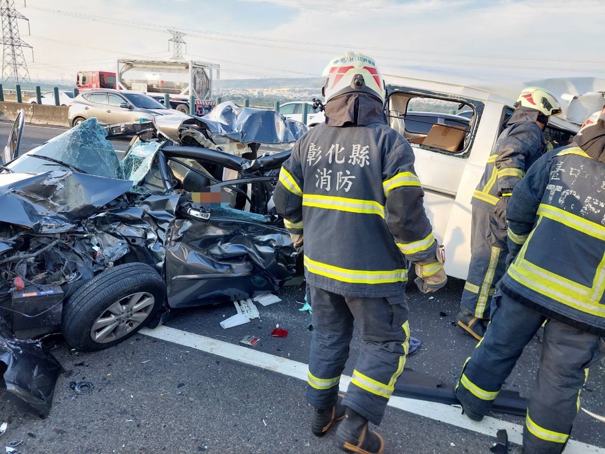 ▲國道三號和美路段發生五車撞成一團的重大車禍，自小客車與廂型車都撞得稀巴爛，車體嚴重受損，消防隊員利用破壞器材將受困民眾救出後送醫。（民眾提供）