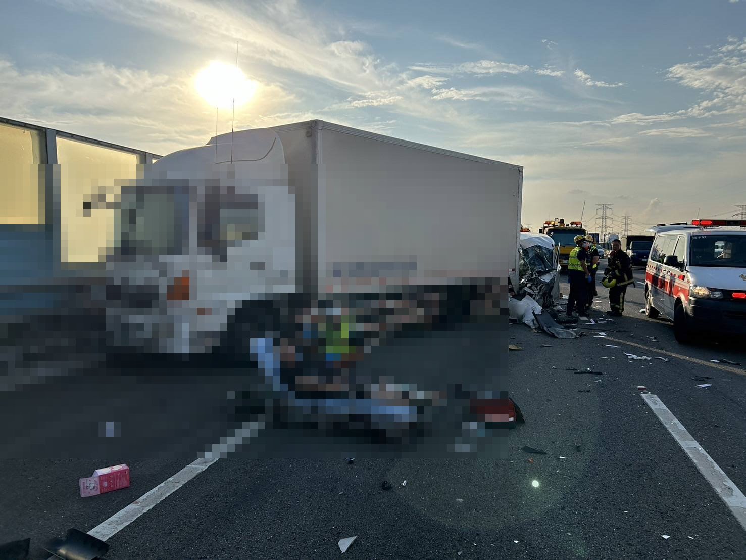 ▲國道三號和美路段發生五車撞成一團的重大車禍，自小客車與廂型車都撞得稀巴爛，車體嚴重受損，消防隊員利用破壞器材將受困民眾救出後送醫。（民眾提供）