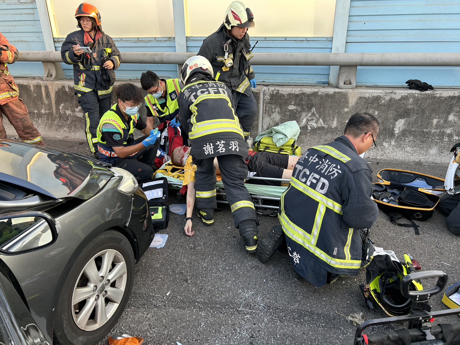 ▲國道三號和美路段發生五車撞成一團的重大車禍，自小客車與廂型車都撞得稀巴爛，車體嚴重受損，消防隊員利用破壞器材將受困民眾救出後送醫。（民眾提供）