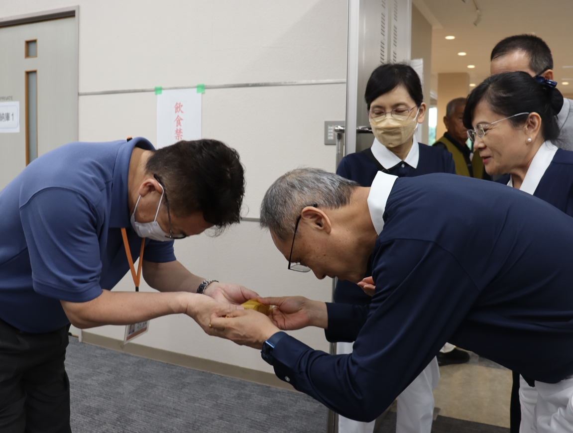 顏執行長分別向日方政府珠洲市的市役所、志賀町的町役所工作人員致意，感謝台日雙方共善協力合作成就發放。