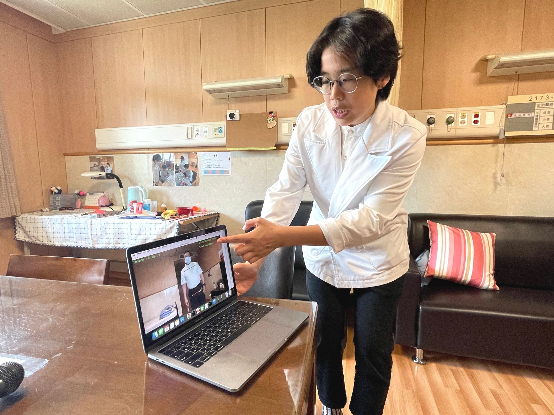 陳佳菁醫師說明「AI智能關節偵測系統」可透過姿勢變化的偵測,提供早期老化和肌少症風險的初步量化評估。
