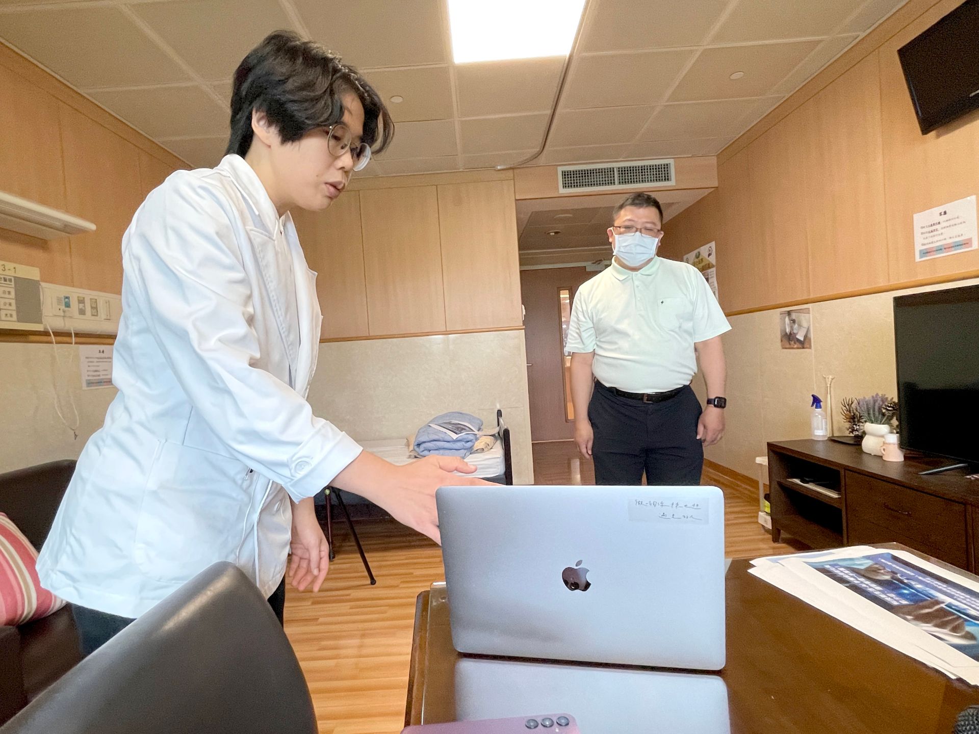 陳佳菁醫師(左)說明,只要利用手機、平板或筆電鏡頭捕捉用戶的動作,就可提供早期老化和肌少症風險的初步量化評估。