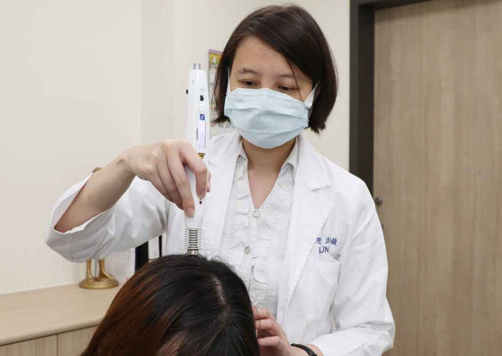 ▲仁愛長庚合作聯盟醫院中醫科洪怡錂主任表示,雷射針灸與傳統針灸各有優缺點,但雷射針灸不失為另一種替代治療的方式。(仁愛長庚醫院提供)