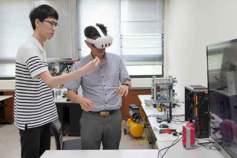 ▲大葉大學資管系陳至楷(左)與老師討論MR開發。（大葉大學提供）