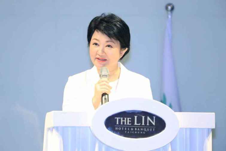 ▲台中市長盧秀燕受邀出席表示，台商會近4年來已第3次在台中市舉辦，市府備感榮耀並全力協助，她也向在場台商喊話：「歡迎回家，投資台中！」。（記者張玉泰攝）