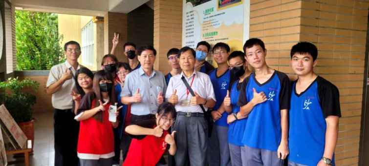 ▲台中市沙鹿高工臺美生態行動團隊合影。（記者廖妙茜翻攝）