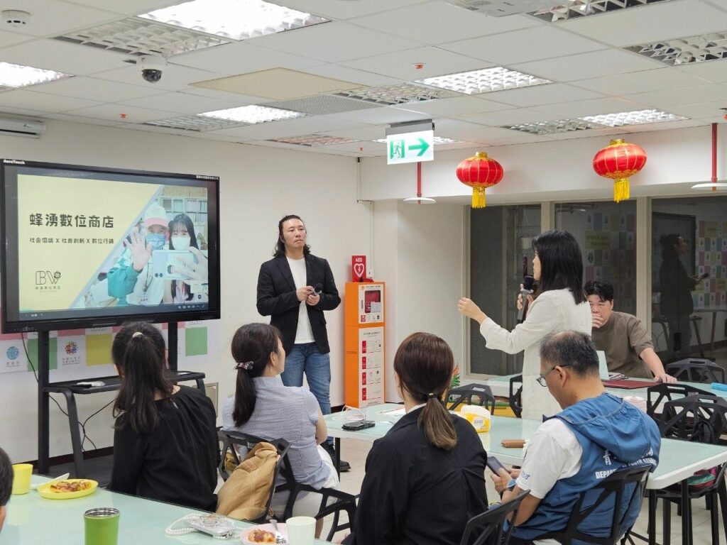 蜂湧社企詹尹州營運長分享AI工具讓身心障礙者有新的工作可能
