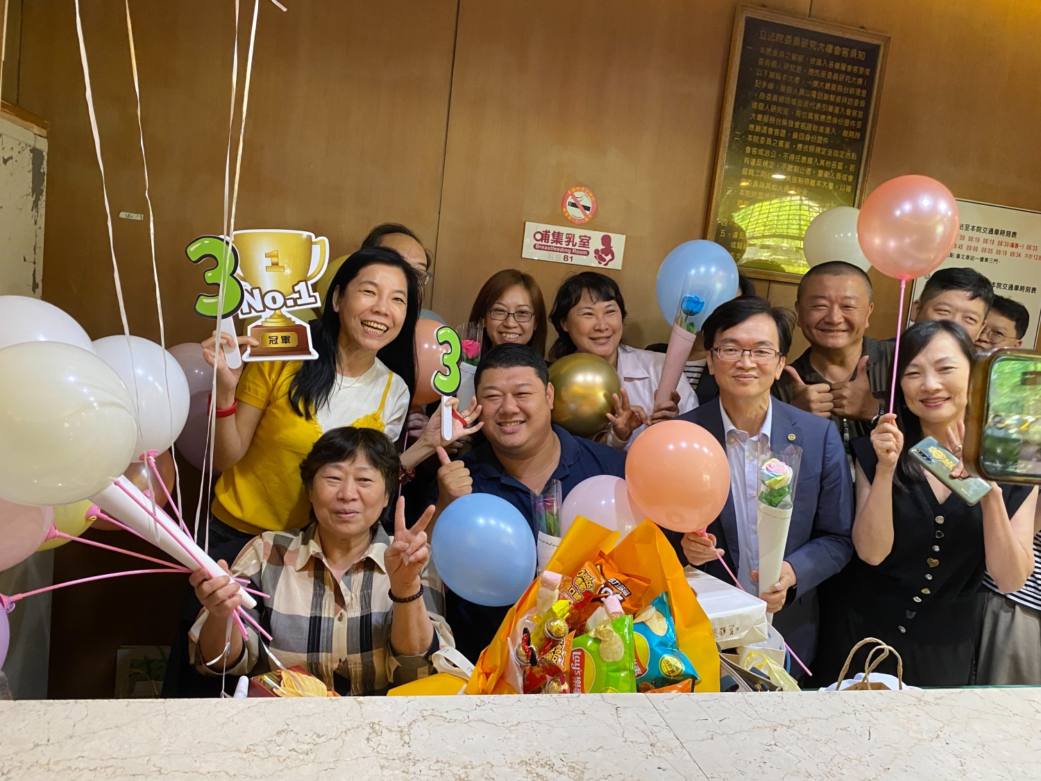 櫃檯服務滿33年屆退,讓許多助理自發性地為陳秀華榮退舉行歡送儀式。(記者包克明 攝)
