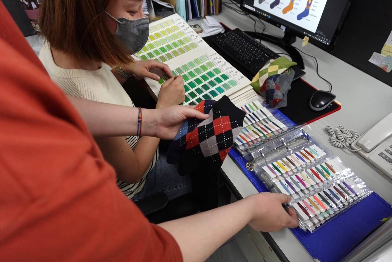 設計人員對色並挑選紗線（ZILA采樂提供)
