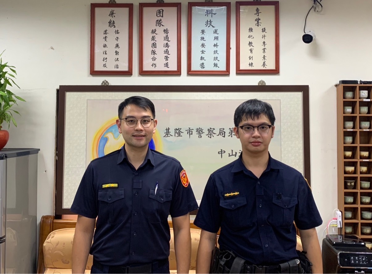 基隆市警察局第四分局中山派出所所長羅祐儒(左)、警員張育騰(右)。(記者薛秀蓮翻攝)
