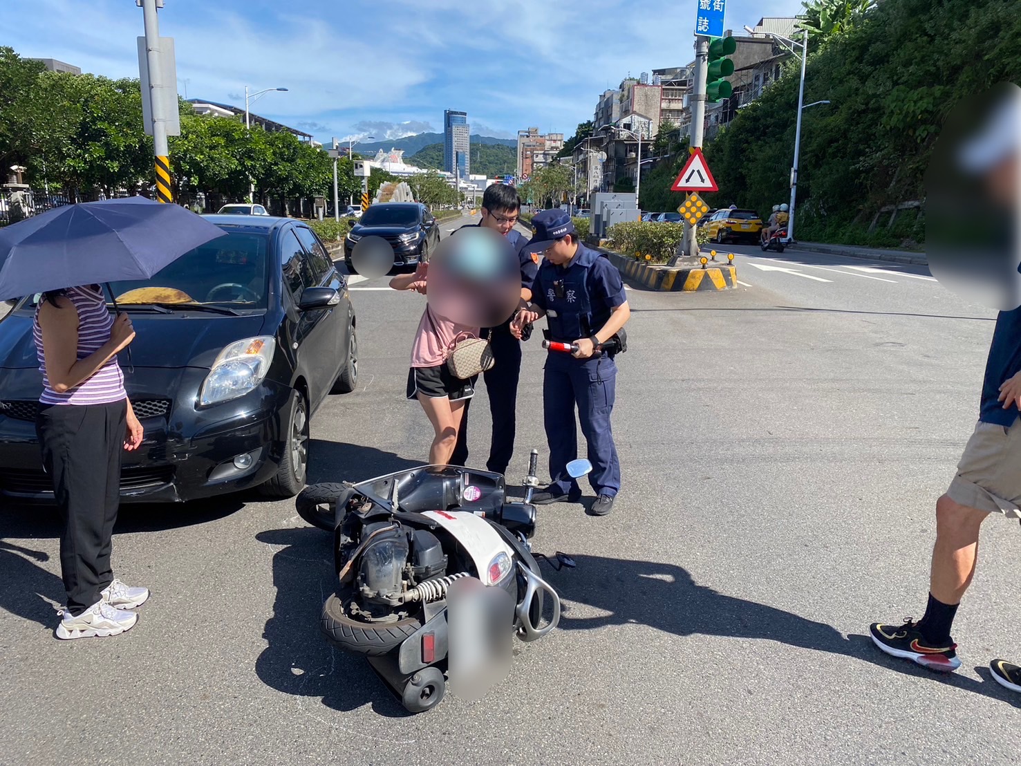 警方立即上前關懷協助傷者。(記者薛秀蓮翻攝)