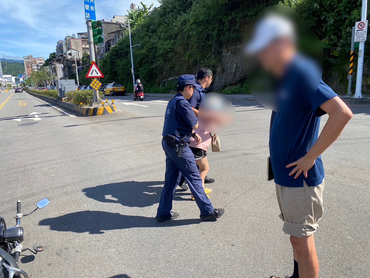 警方立即上前關懷協助傷者。(記者薛秀蓮翻攝)