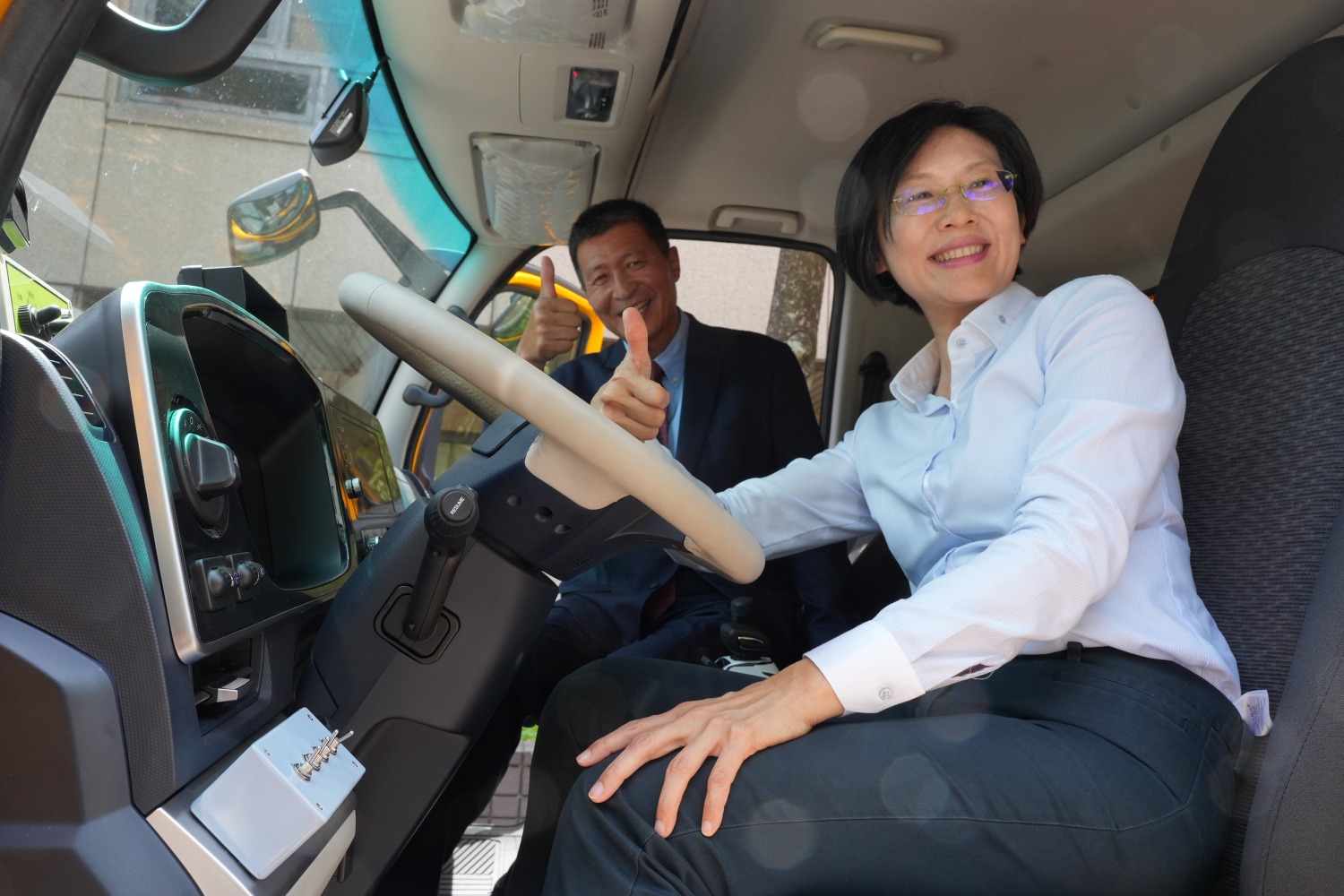 林岱樺親自體驗集結跨國技術的電動卡車。(圖／林岱樺國會辦公室)