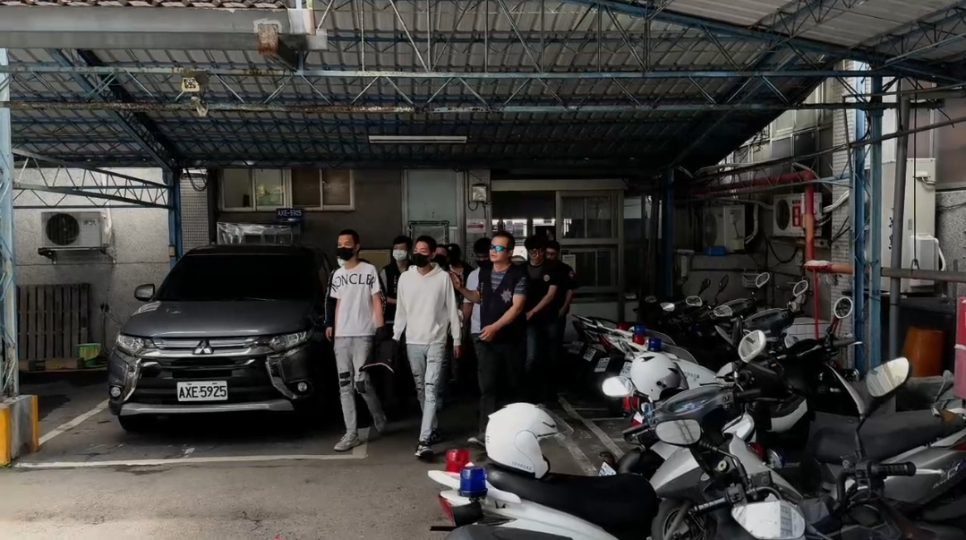 文山第一分局成功破獲竹聯幫青堂及明仁會共組的混合式毒品分裝場,拘捕共犯6人,並查扣大量毒品及相關證物。(記者黃荷琇 翻攝)