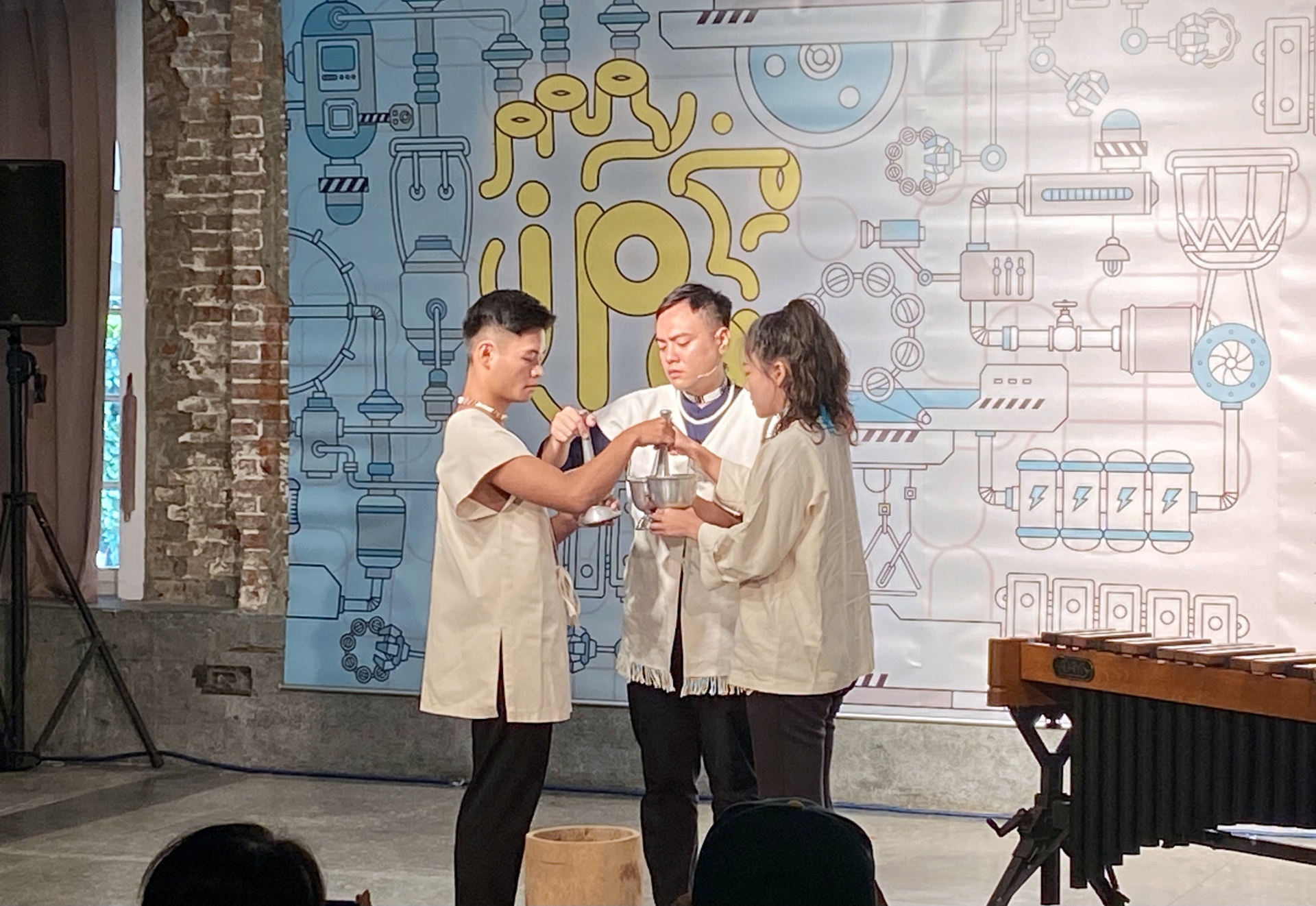 《O soni no pisakani' 釀聲音》則是由阿美族青年風曦提案帶領的作品,利用釀酒的器具做出擊樂效果。圖/田瑜萍攝