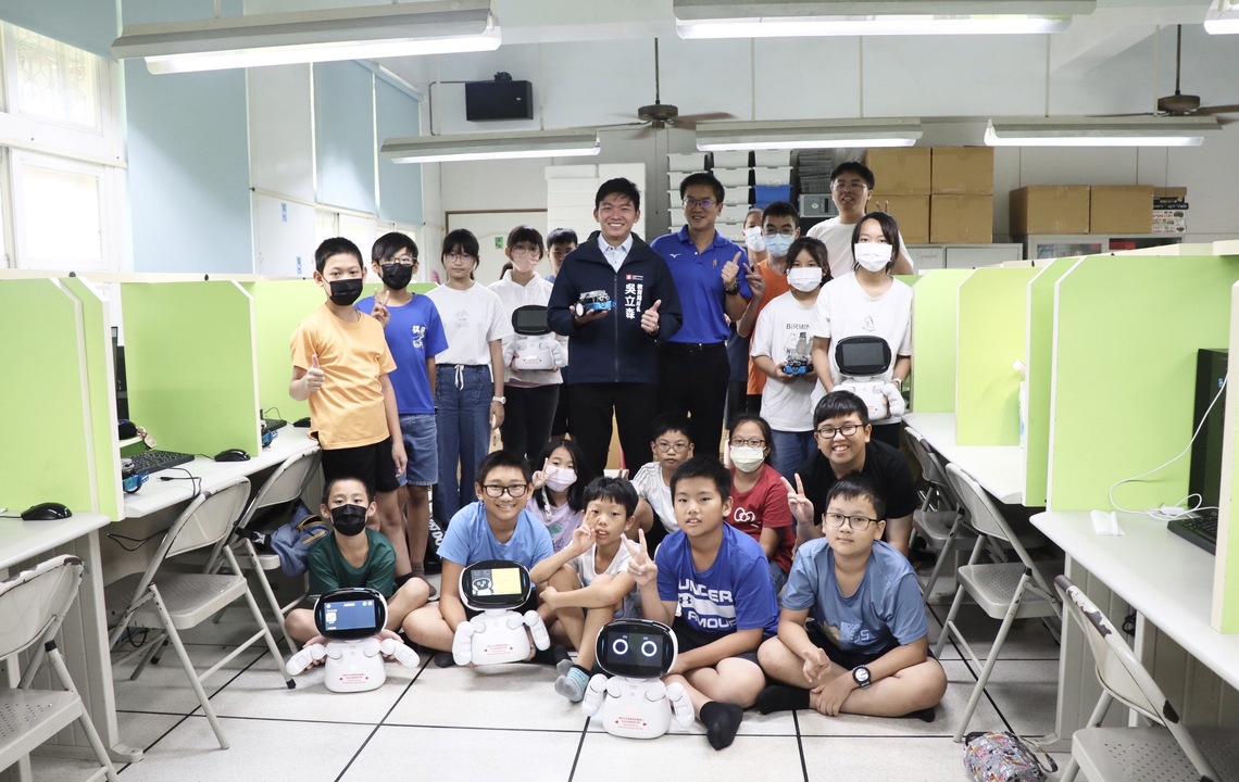 漾新聞|教育局長吳立森與學生體驗AI機器人營隊AI教育校園紮根
