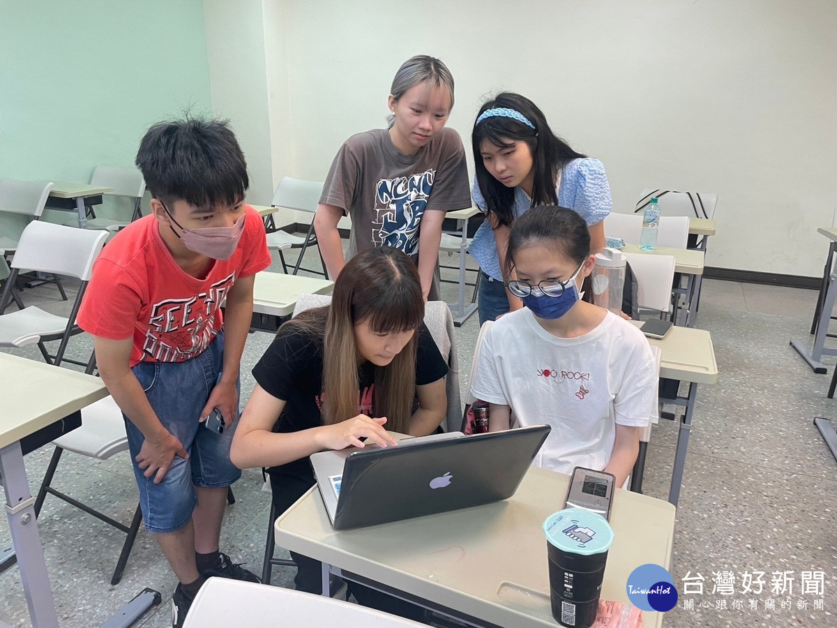 學生透過AI賦能與應用來學習與創新。(圖/暨大提供)