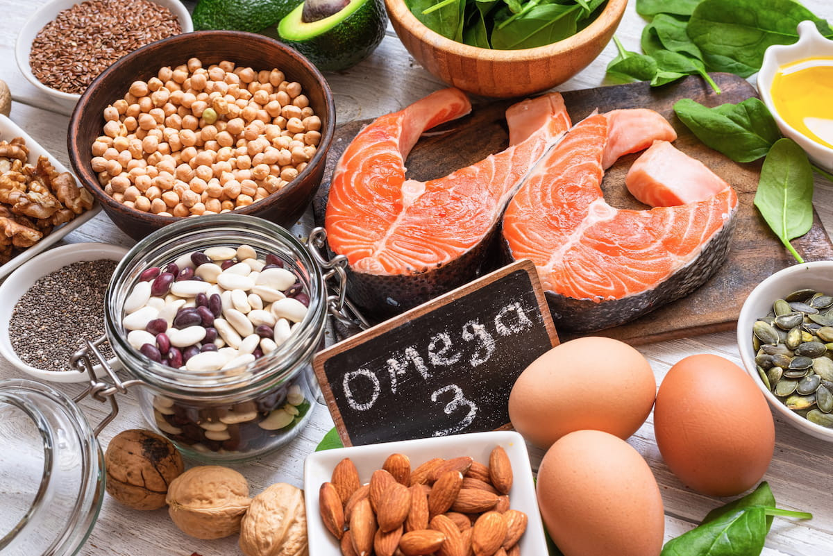 多攝取富含Omega-3的堅果、鮭魚或抗氧化食物如藍莓、番茄等,並維持充足睡眠與規律運動等良好生活習慣,讓大腦及身心保持健康狀態。(圖/shutterstock)