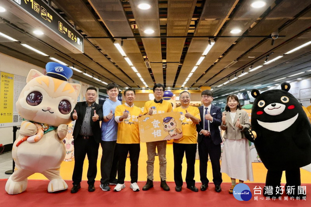 ▲「高雄捷運旅諮台暨蜜柑站長專賣店」全新開幕，陳其邁到場祝賀致意並肯定高捷公司董事長與同仁創意，對城市行銷助益良多。