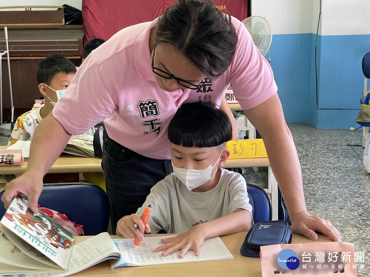 簡千翔關切學童暑期課輔。(南投家扶提供)