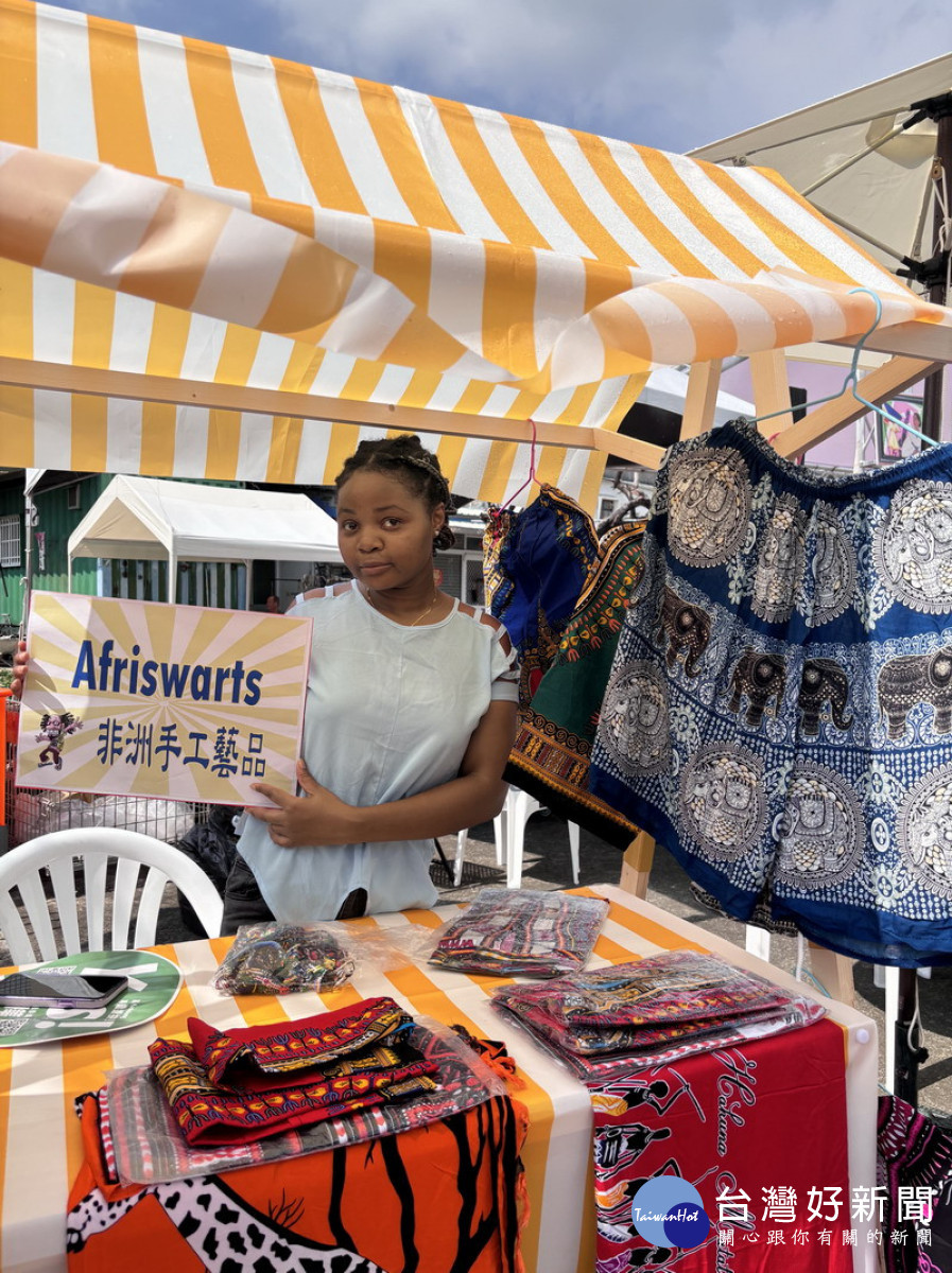 ▲路竹新住民家庭服務中心「微笑媽媽異國市集」與阿蓮區新住民社區服務據點「厝味」市集聯名，雙市集在阿蓮區石安社區古厝辦理多元文化活動。
