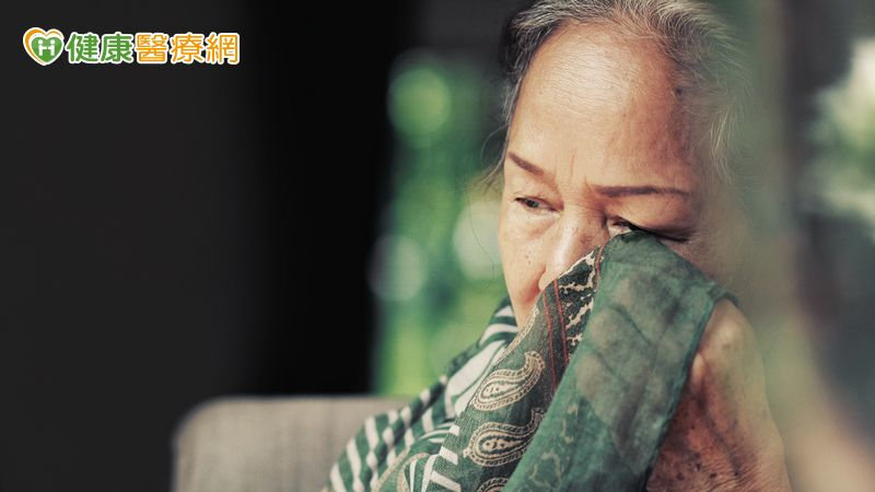 老婦雙眼複視、畏光,一檢竟是「8公分大顱內動脈瘤」! 1治療方式免開頭蓋骨