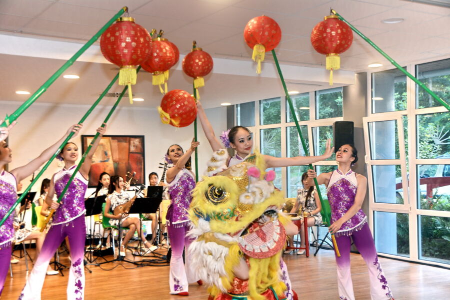 圖/台灣方相舞蹈團在德國圖林根州魯多爾施塔特巡迴演出,在當地的威本堡醫院安養院表演「旗舞風動」舞曲,展現台灣軟實力獲得歡迎。(方相舞蹈團提供)