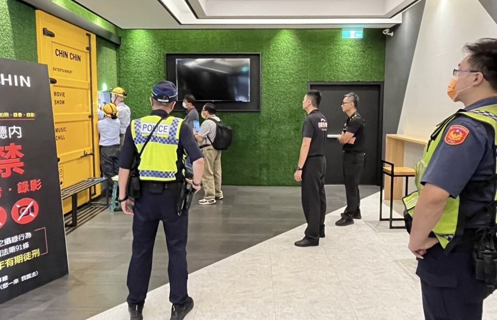 ▲圖說:警方會同經發局、台水及台電等單位共同取締,對該桌遊館執行斷水斷電處分 (圖/台中市政府 提供)