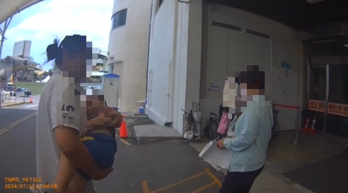▲女童無呼吸爸媽急求警,警急開道救援(圖/記者王俊勝 翻攝)