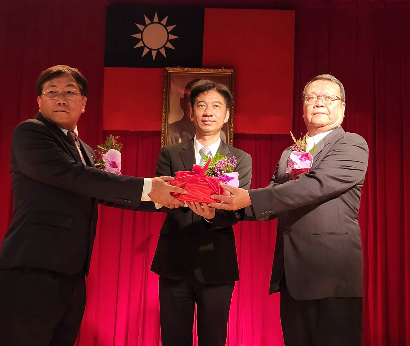 ▲交接典禮，由農田水利署蔡昇甫署長（中）擔任監交人。（圖／記者陳彥霖攝）