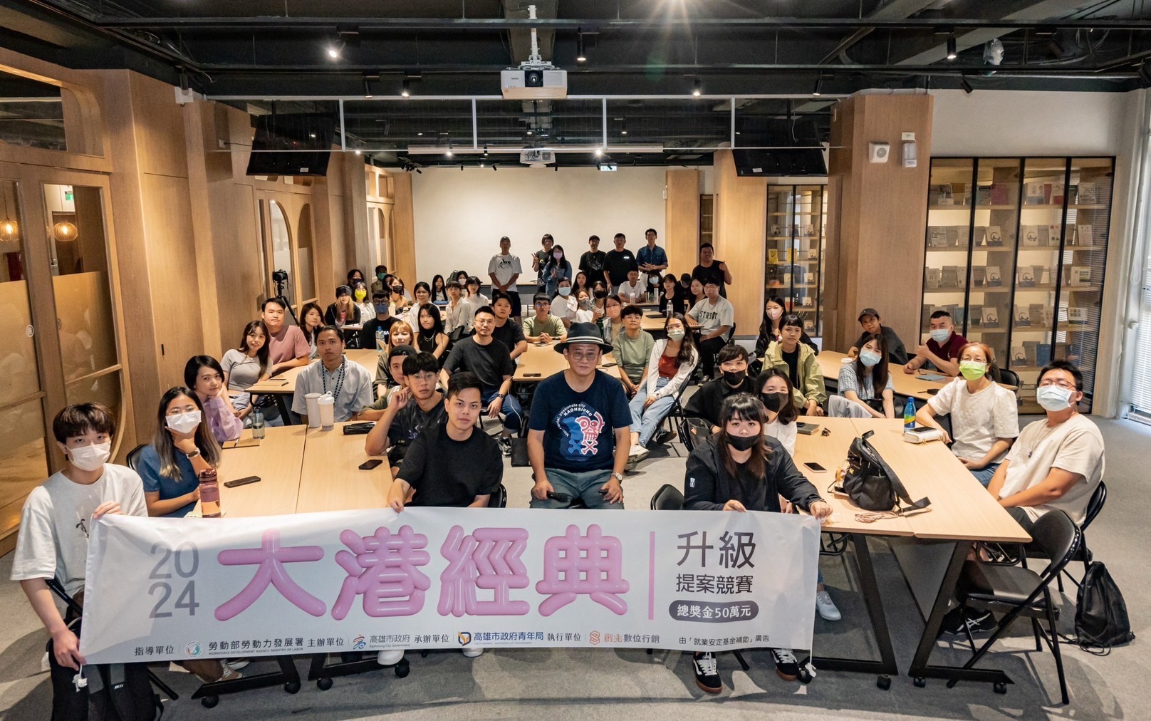 ▲高市青年局「大港經典升級提案競賽」為入圍初選新創團隊進行免費主題培訓課程。(高雄市政府青年局提供)