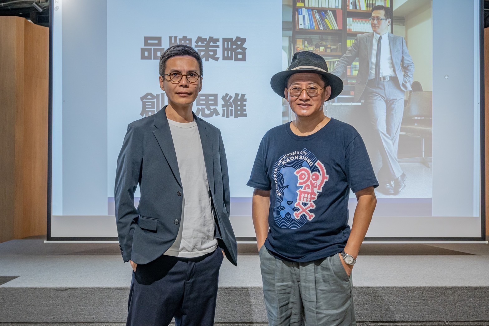 ▲2024大港經典升級提案競賽培訓課程邀請「雙林」講師開課，右為翻轉文字設計師林國慶，左為普洛品牌形象設計創意總監林家再。（高雄市政府青年局提供）