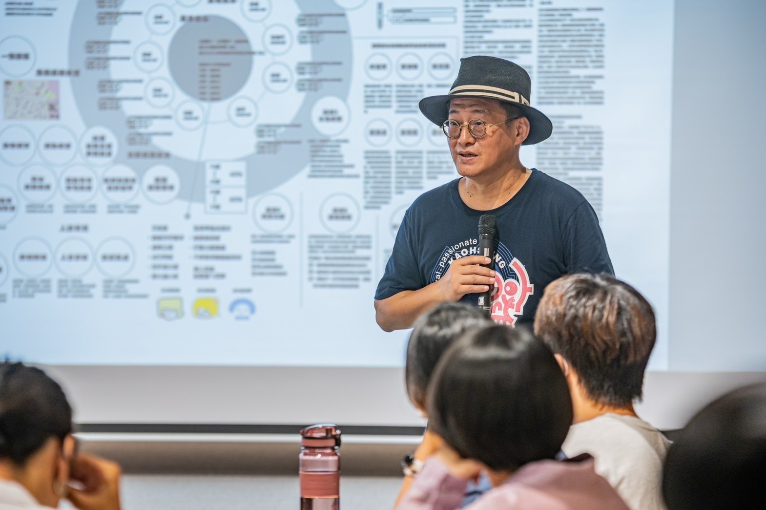 ▲高市青年局「大港經典升級提案競賽」初選25組新創團隊出爐，邀請翻轉文字設計師林國慶開辦培訓課程。（高雄市政府青年局提供）