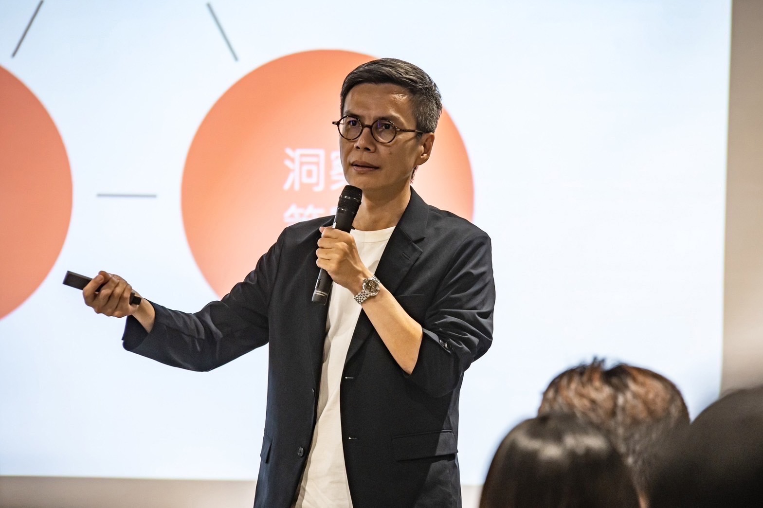 ▲普洛品牌形象設計創意總監林家再與學員分享品牌再造，探討設計與品牌共創價值。（高雄市政府青年局提供）