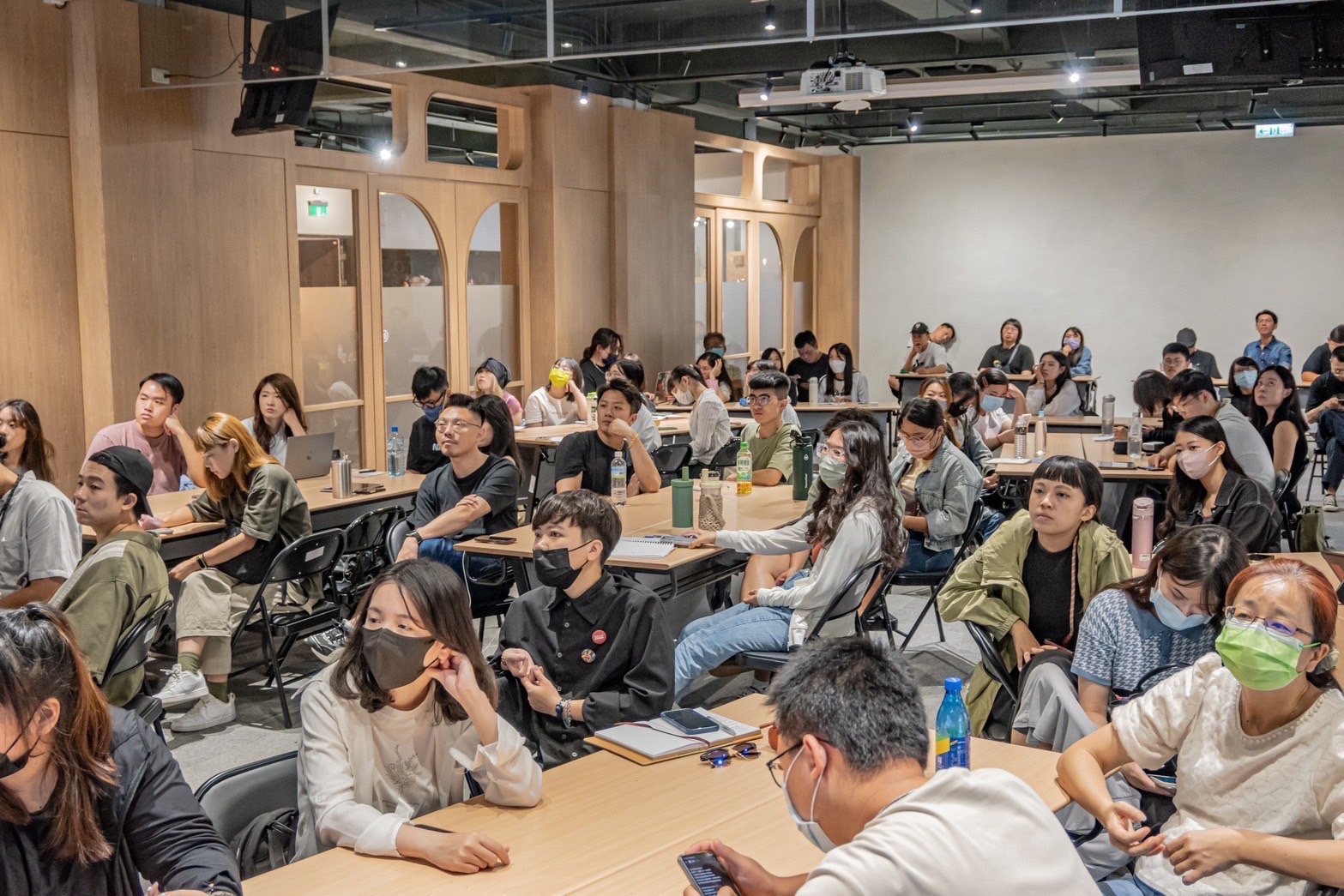 ▲2024大港經典升級提案競賽初選25組新創團隊出爐，團隊成員接受主題培訓課程。（高雄市政府青年局提供）