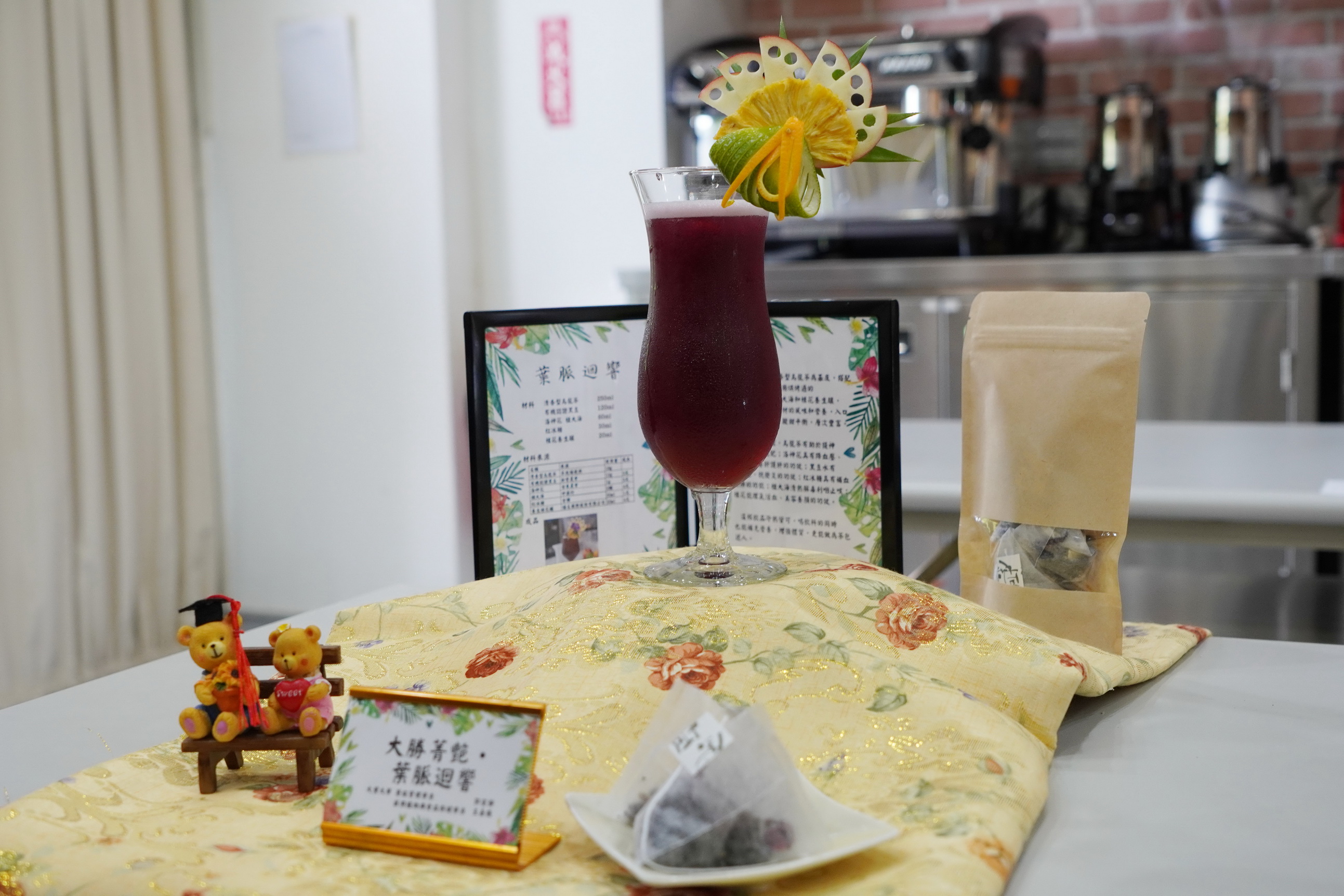 ▲2024全國創意茶飲調製競賽決賽在大葉大學舉行,參賽者們展示他們的創意和茶飲調製技藝,為觀眾帶來一場精彩的視覺和味覺盛宴。(記者張溎壕攝)