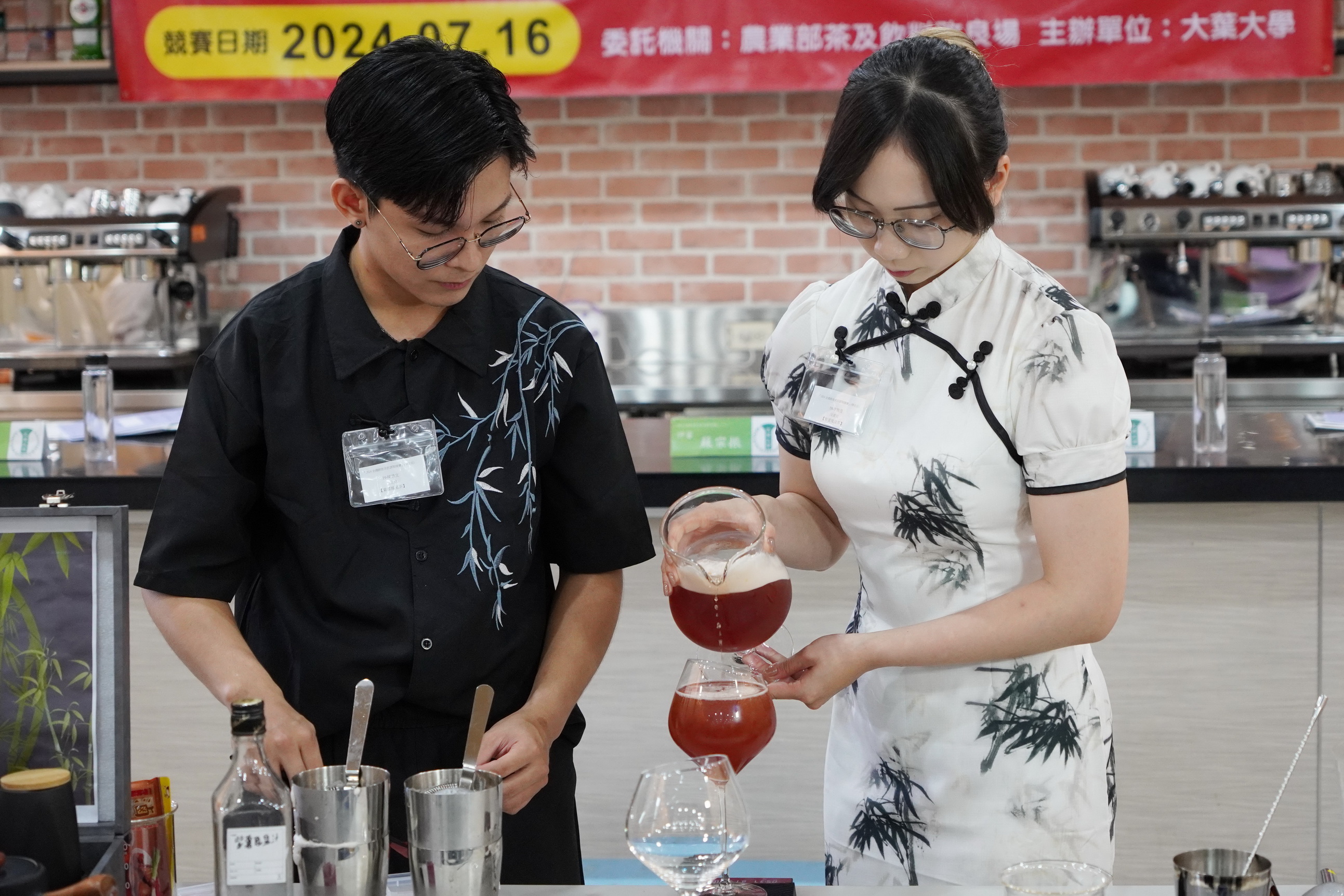 ▲2024全國創意茶飲調製競賽決賽在大葉大學舉行，參賽者們展示他們的創意和茶飲調製技藝，為觀眾帶來一場精彩的視覺和味覺盛宴。（記者張溎壕攝）