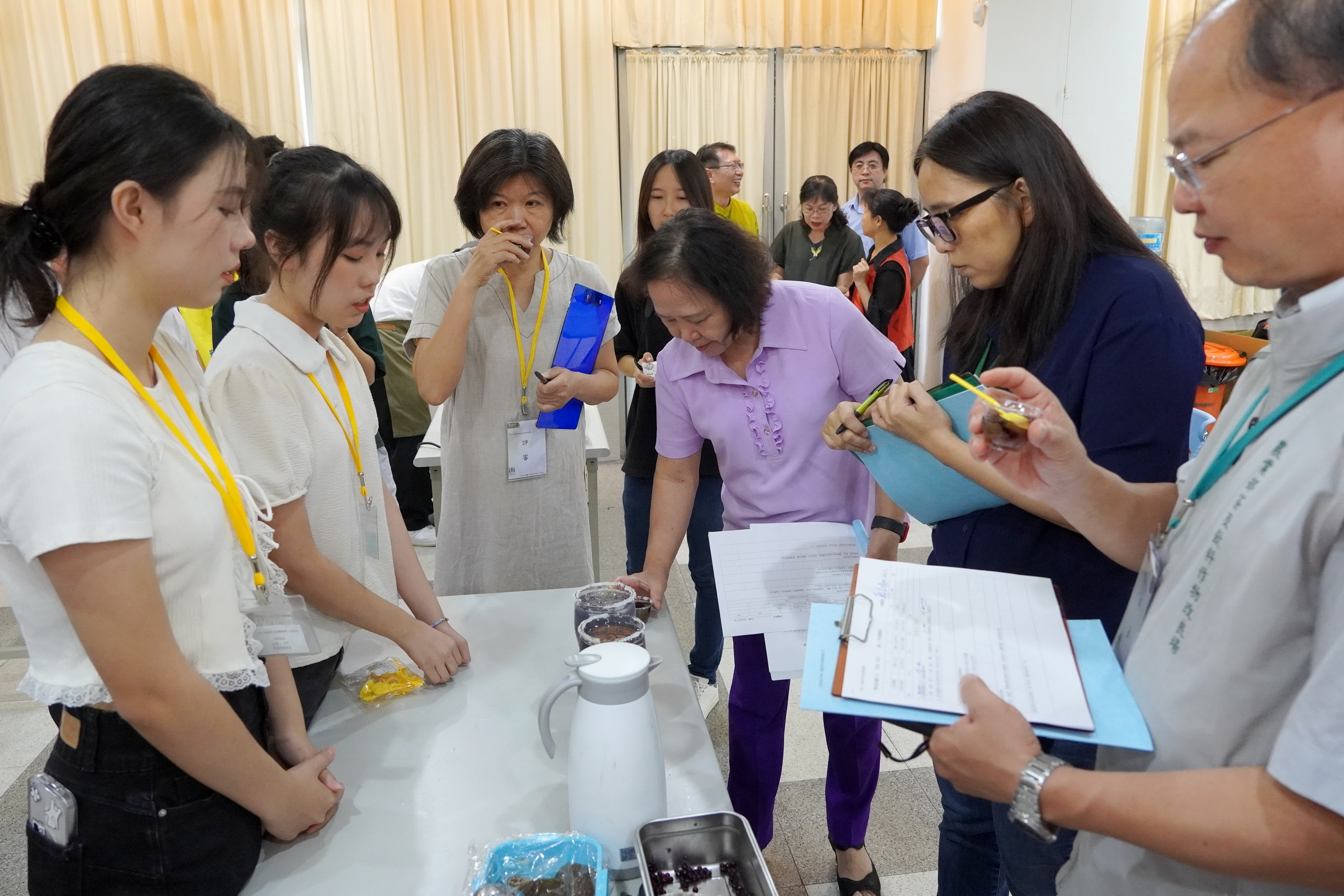 ▲2024全國創意茶飲調製競賽決賽在大葉大學舉行，參賽者們展示他們的創意和茶飲調製技藝，為觀眾帶來一場精彩的視覺和味覺盛宴。（記者張溎壕攝）
