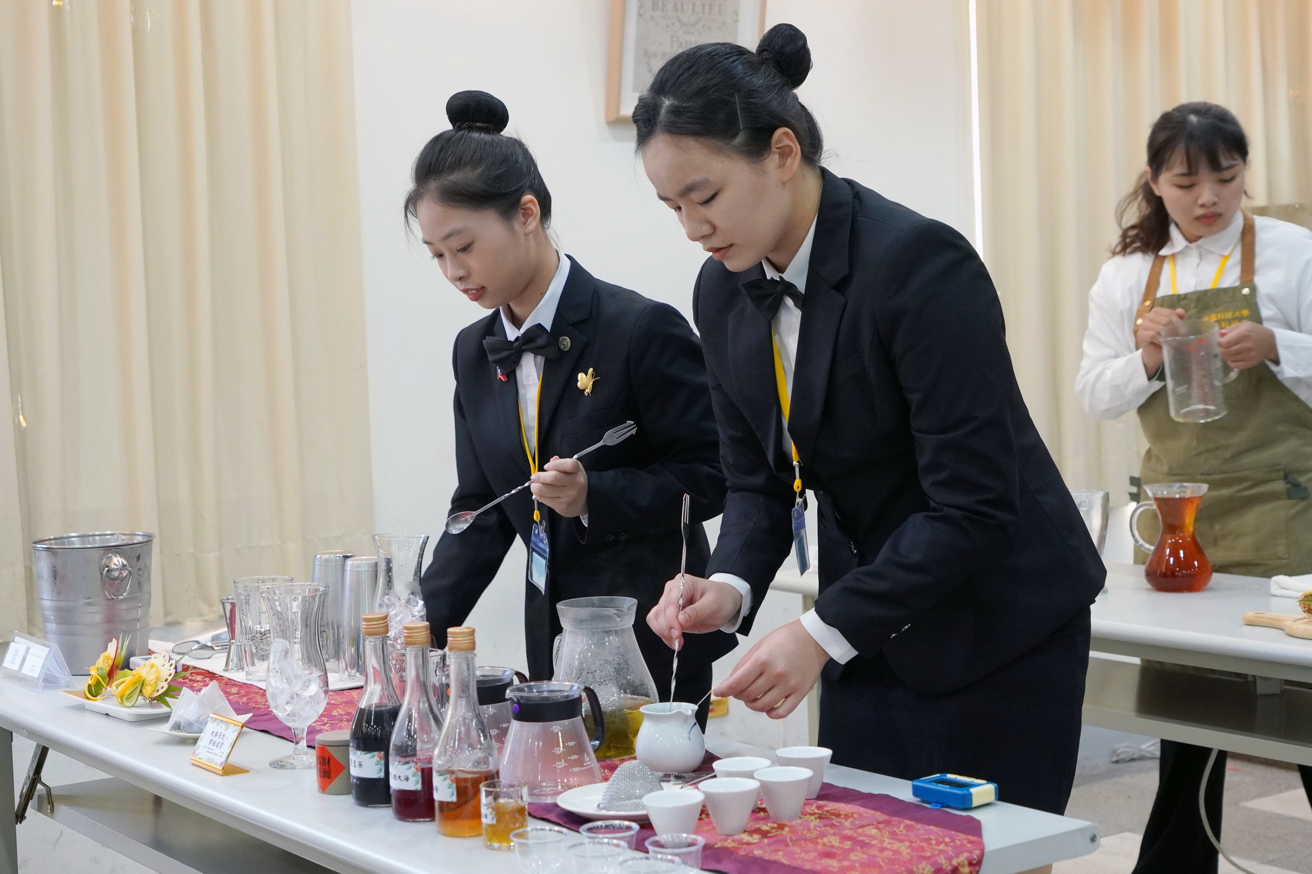 ▲2024全國創意茶飲調製競賽決賽在大葉大學舉行，參賽者們展示他們的創意和茶飲調製技藝，為觀眾帶來一場精彩的視覺和味覺盛宴。（記者張溎壕攝）