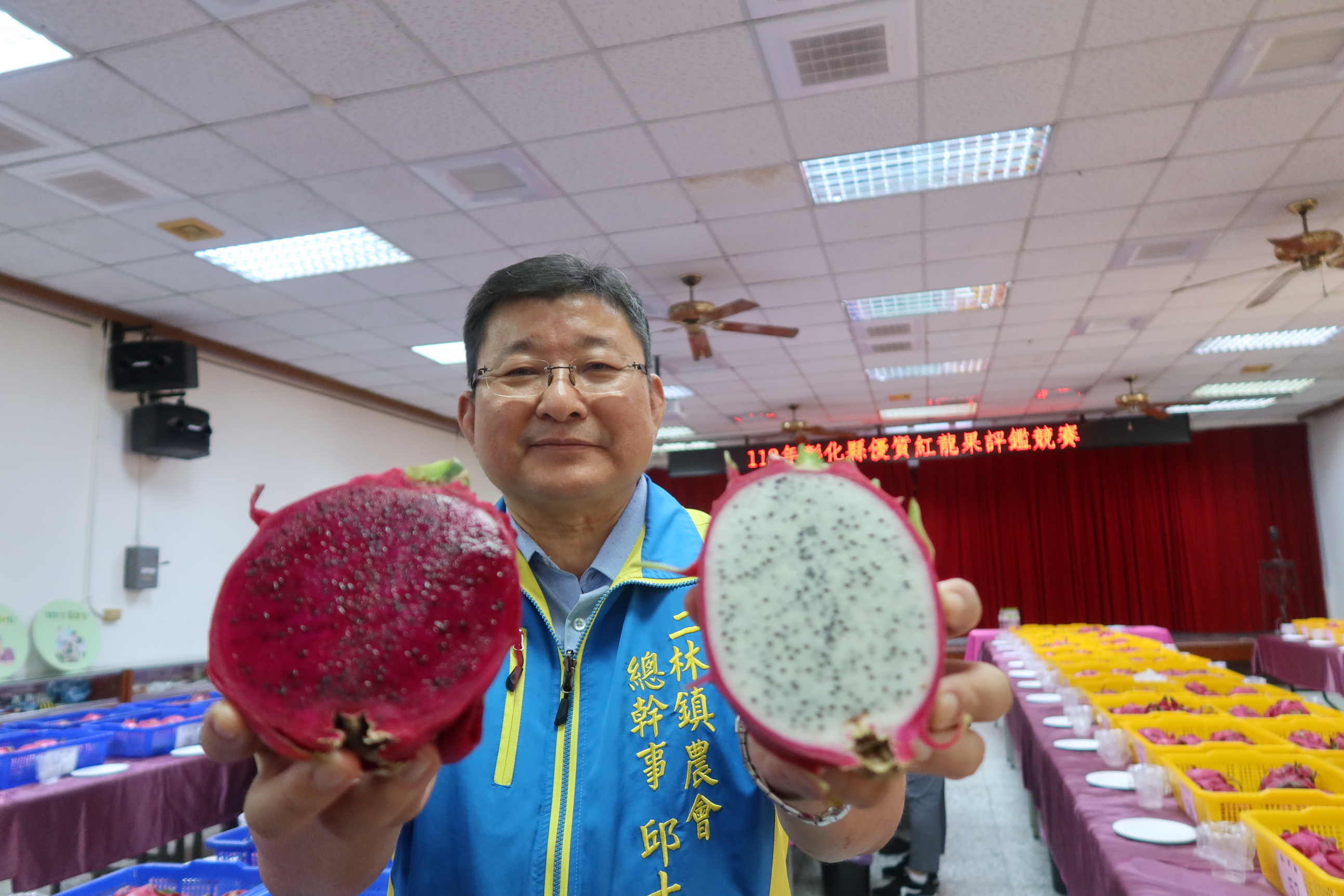 ▲113年度彰化縣優質紅龍果評鑑競賽在二林鎮農會舉辦，有來自全縣17個鄉鎮市，紅白肉紅龍果各60組農民參賽，評審團進行觀顏察色、評頭論足。（記者張溎壕攝）