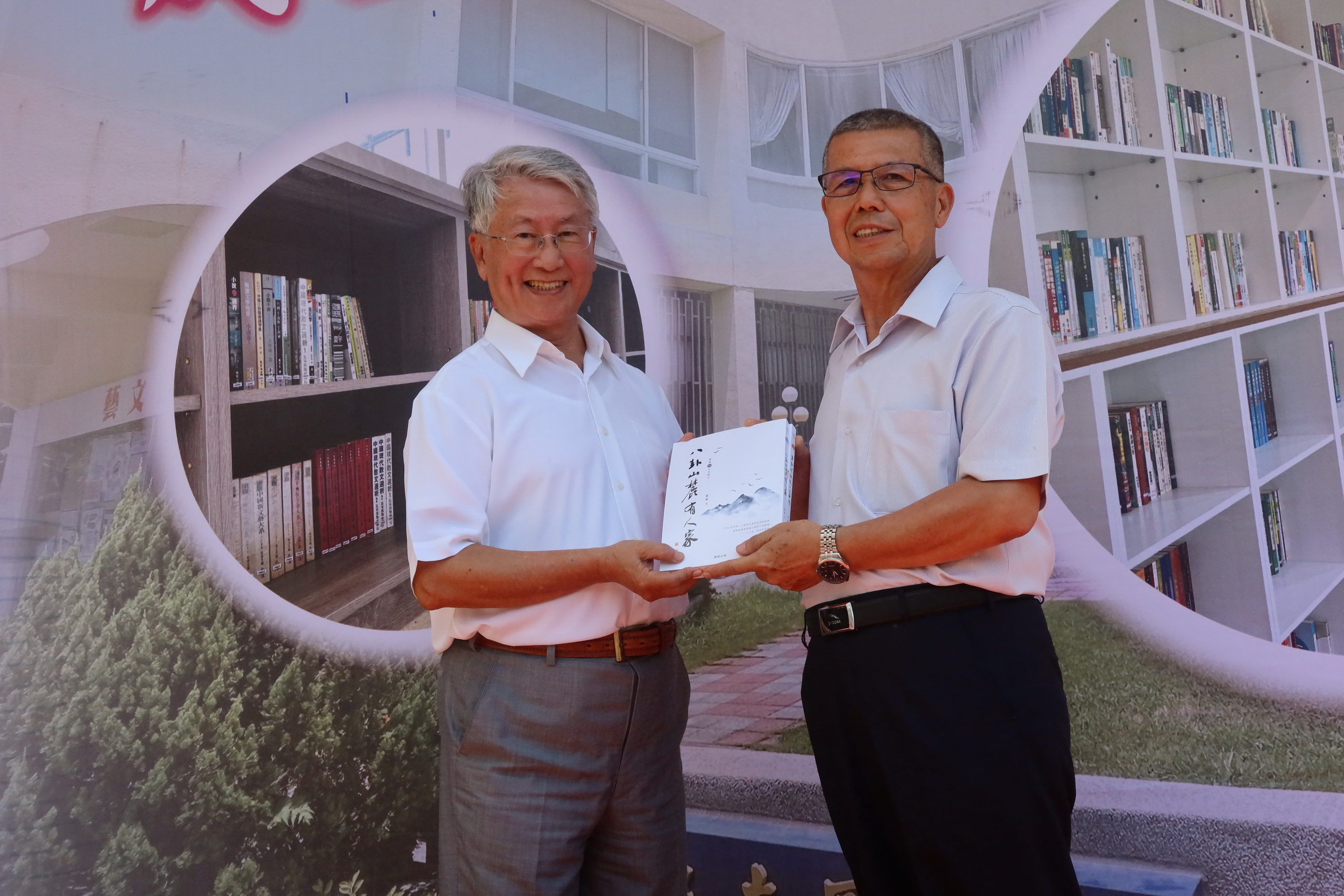 ▲文學大師蕭蕭捐萬冊藏書給社頭鄉立圖書館,公所成立「蕭蕭書房」專區,讓讀者能夠閱讀到蕭蕭老師的作品及豐富藏書著作。(記者張溎壕攝)