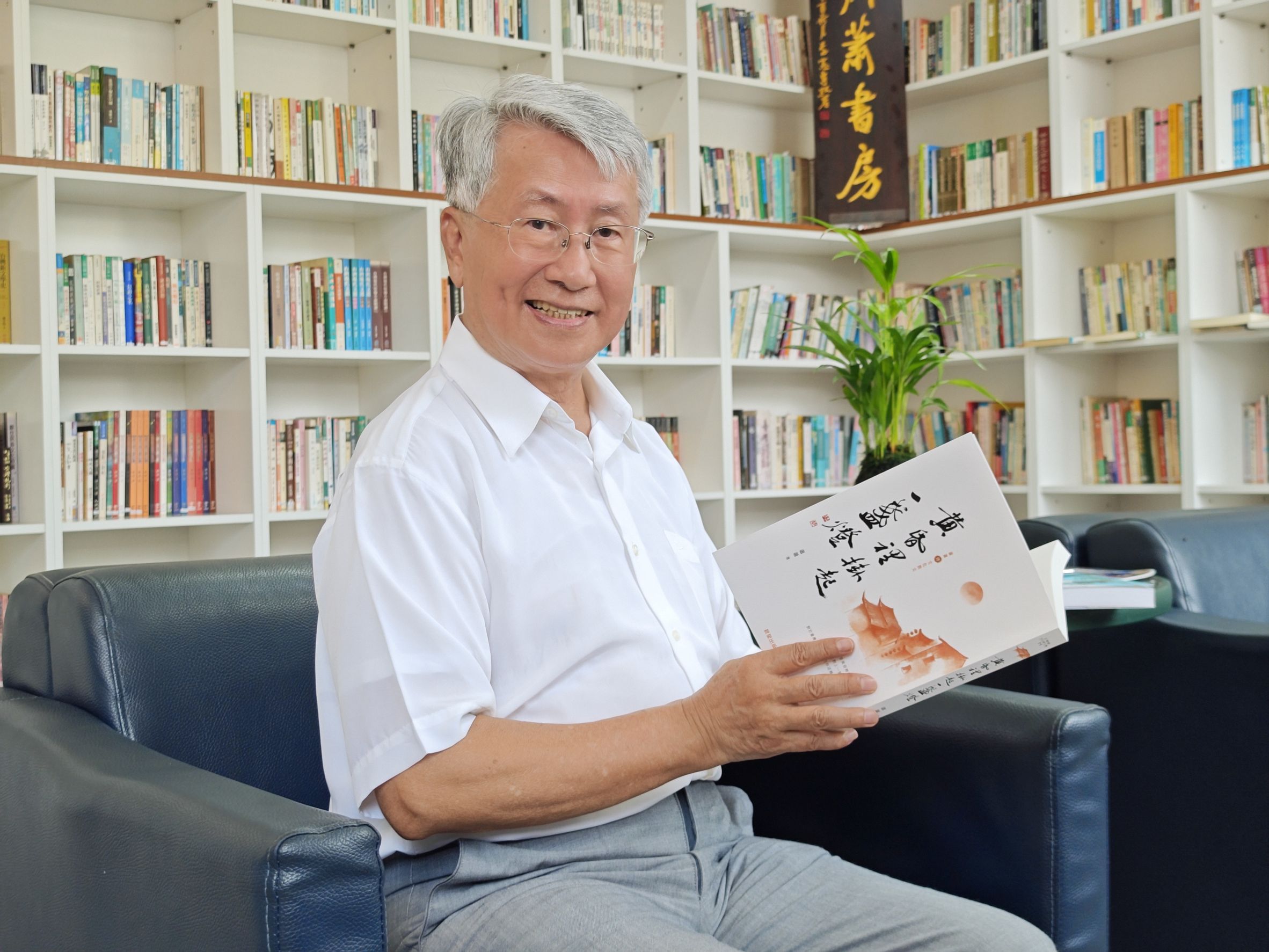 ▲文學大師蕭蕭捐萬冊藏書給社頭鄉立圖書館，公所成立「蕭蕭書房」專區，讓讀者能夠閱讀到蕭蕭老師的作品及豐富藏書著作。（記者張溎壕攝）
