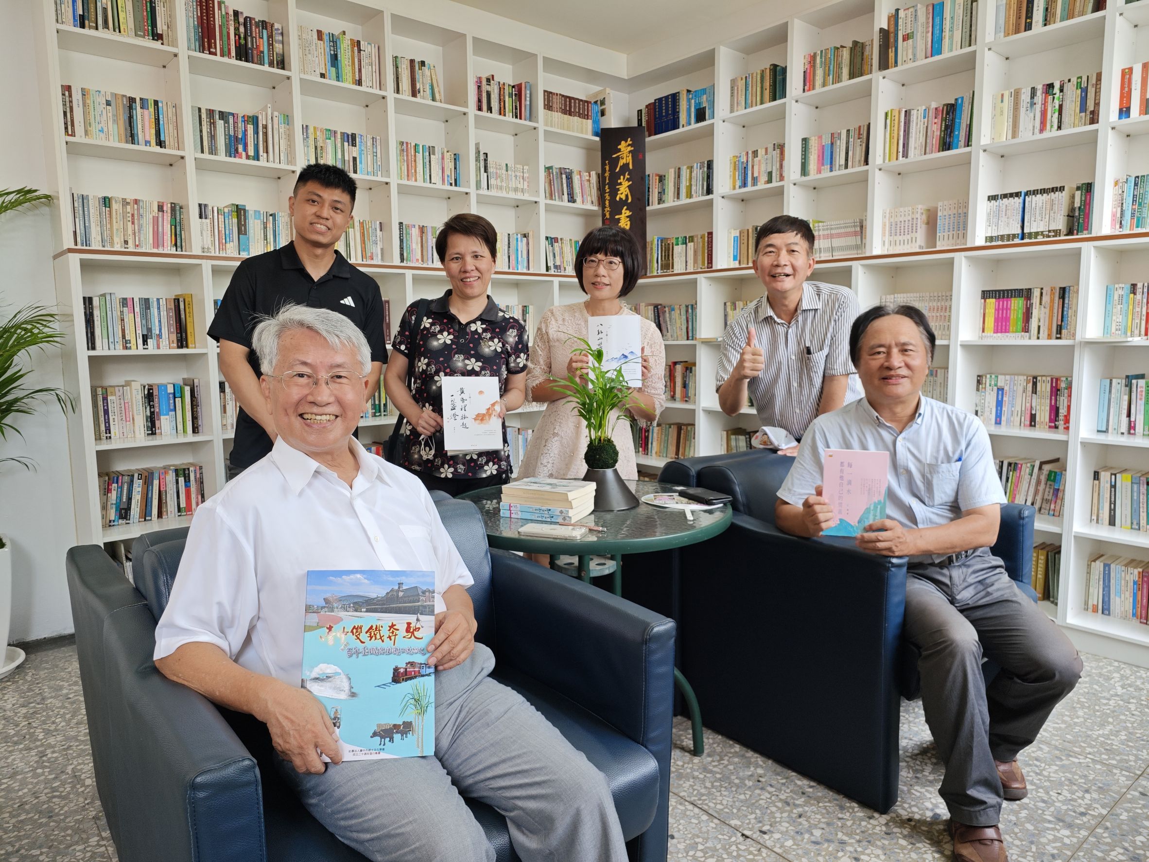 ▲文學大師蕭蕭捐萬冊藏書給社頭鄉立圖書館，公所成立「蕭蕭書房」專區，讓讀者能夠閱讀到蕭蕭老師的作品及豐富藏書著作。（記者張溎壕攝）
