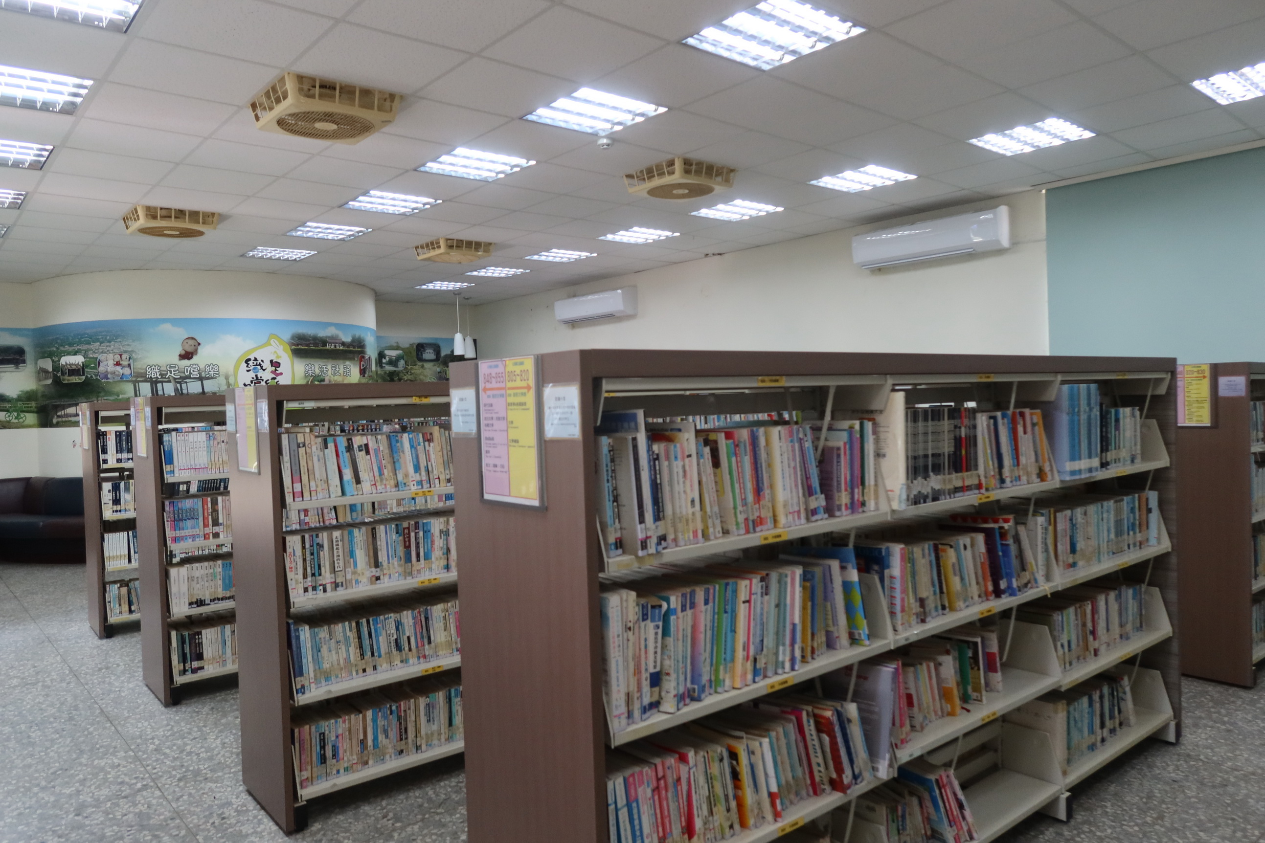 ▲文學大師蕭蕭捐萬冊藏書給社頭鄉立圖書館，公所成立「蕭蕭書房」專區，讓讀者能夠閱讀到蕭蕭老師的作品及豐富藏書著作。（記者張溎壕攝）