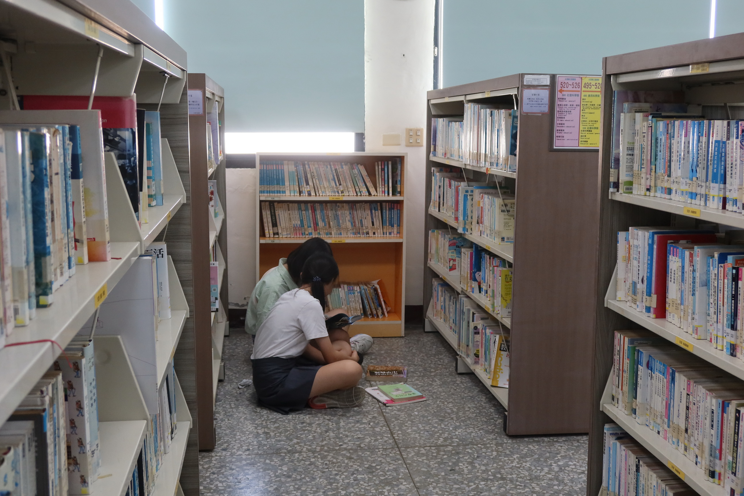 ▲文學大師蕭蕭捐萬冊藏書給社頭鄉立圖書館，公所成立「蕭蕭書房」專區，讓讀者能夠閱讀到蕭蕭老師的作品及豐富藏書著作。（記者張溎壕攝）