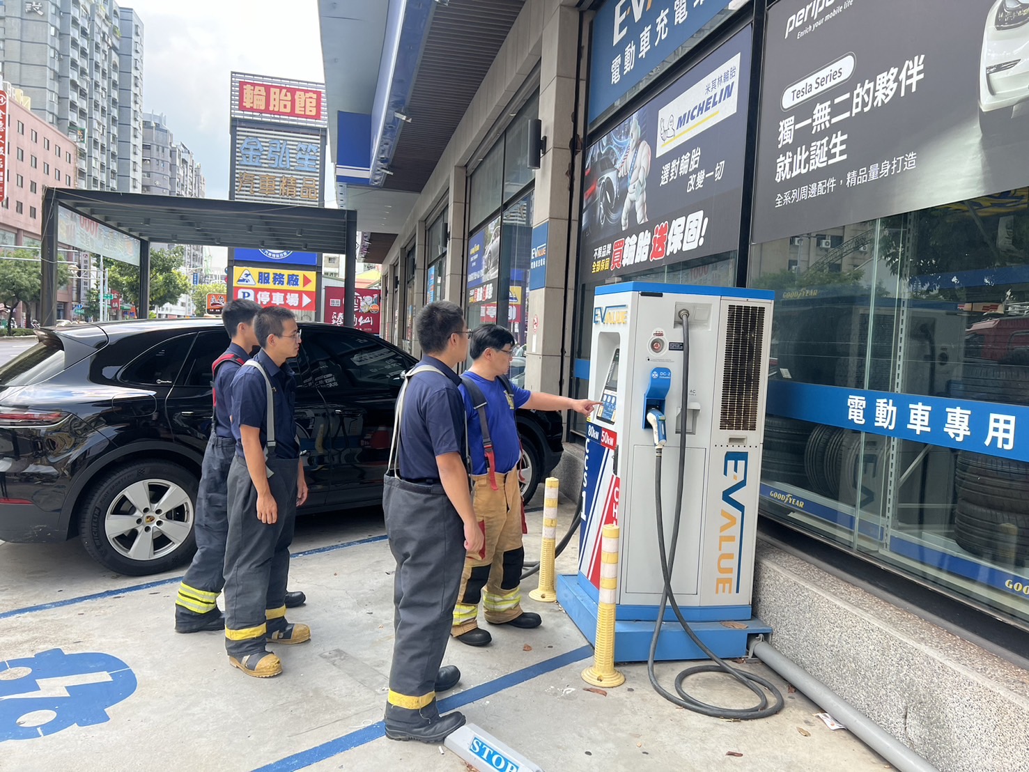 深入集合住宅模擬火災搶救-高市消防社區充電樁搶救演練