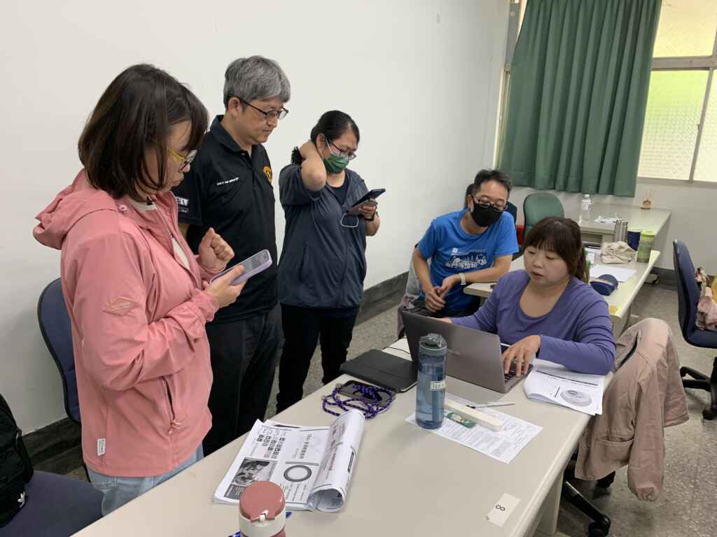 ▲學員修采(右一)參加產投課程完成ESG專題實作。(中彰投分署提供)